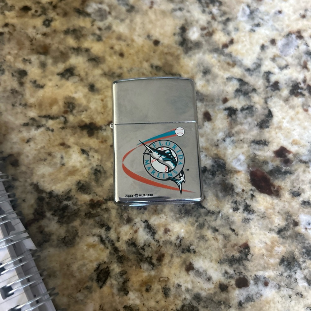 Zippo Silver Lighter with MLB Logo - Picture 4 of 6